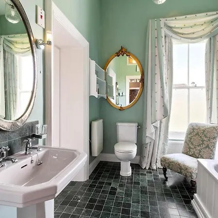 Apartament Historic Nile House , Galway City, Sleeps Up To 6 Guests *