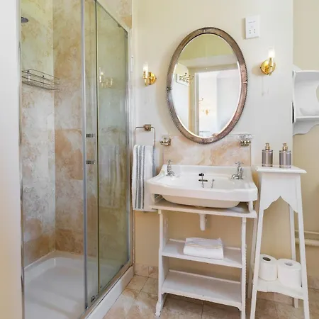 Historic Nile House , Galway City, Sleeps Up To 6 Guests Apartament